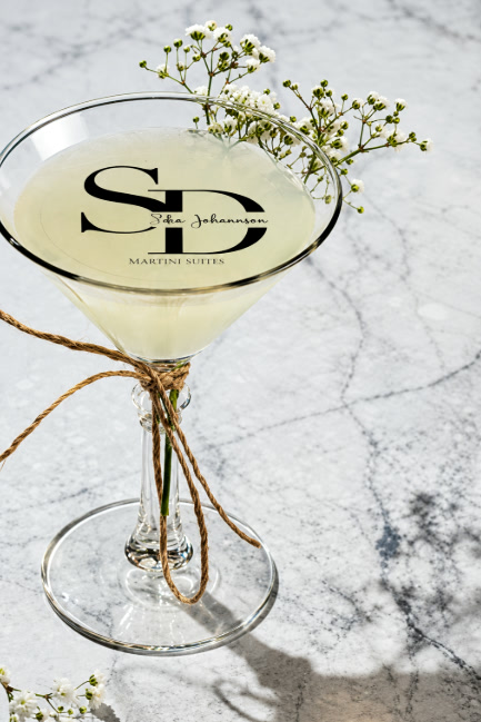 Cocktail martini avec les initiales des mariés imprimées sur la mousse